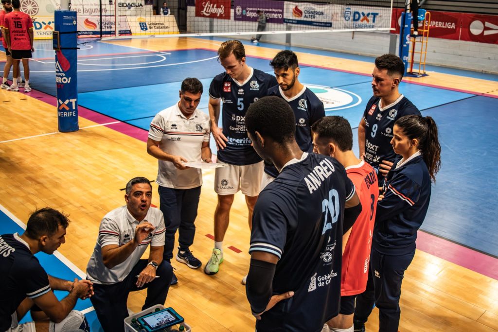 Miguel Rivera dando instrucciones a los suyos durante un tiempo muerto (CEDIDA)