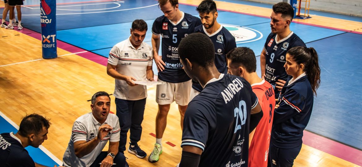 Miguel Rivera dando instrucciones a los suyos durante un tiempo muerto (CEDIDA)