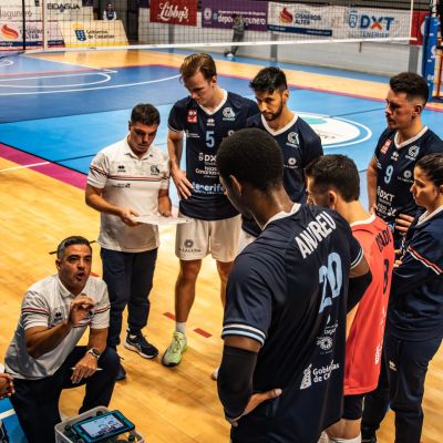 Miguel Rivera dando instrucciones a los suyos durante un tiempo muerto (CEDIDA)