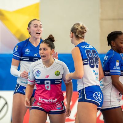 Las jugadoras del CV Haris celebran en el Pablos Abril (CEDIDA)|4comollegar