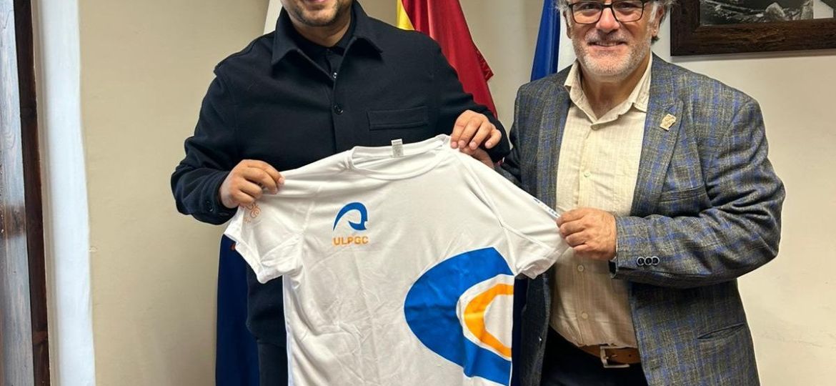Badel Albelo posa con la camiseta (CEDIDA)