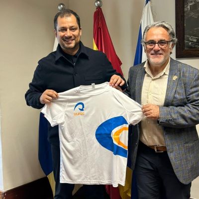 Badel Albelo posa con la camiseta (CEDIDA)
