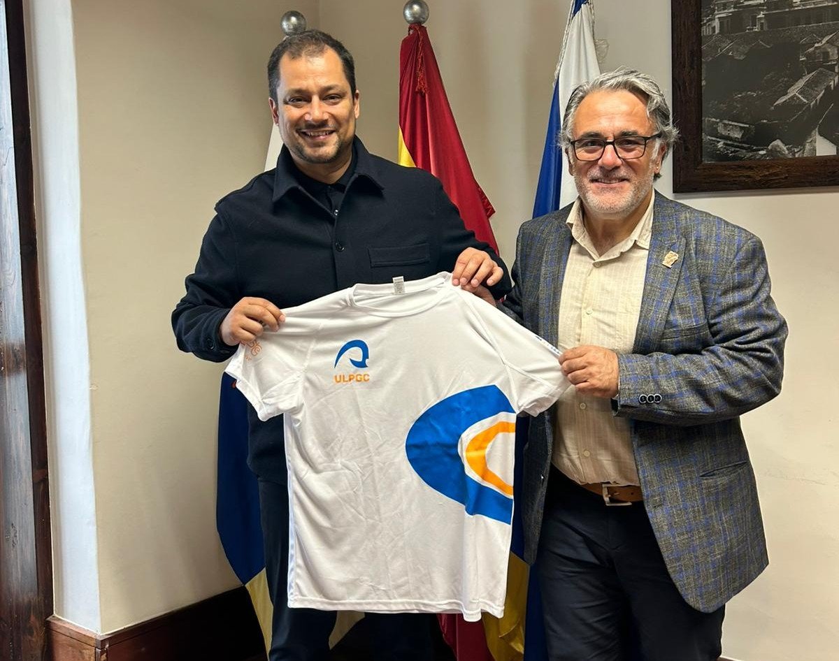 Badel Albelo posa con la camiseta (CEDIDA)