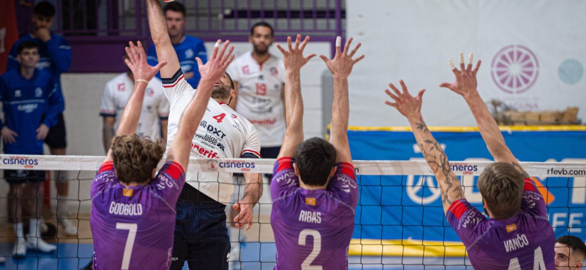 Mateusz Frąc trata de superar a tres defensores de Manacor (CEDIDA)