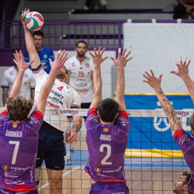 Mateusz Frąc trata de superar a tres defensores de Manacor (CEDIDA)
