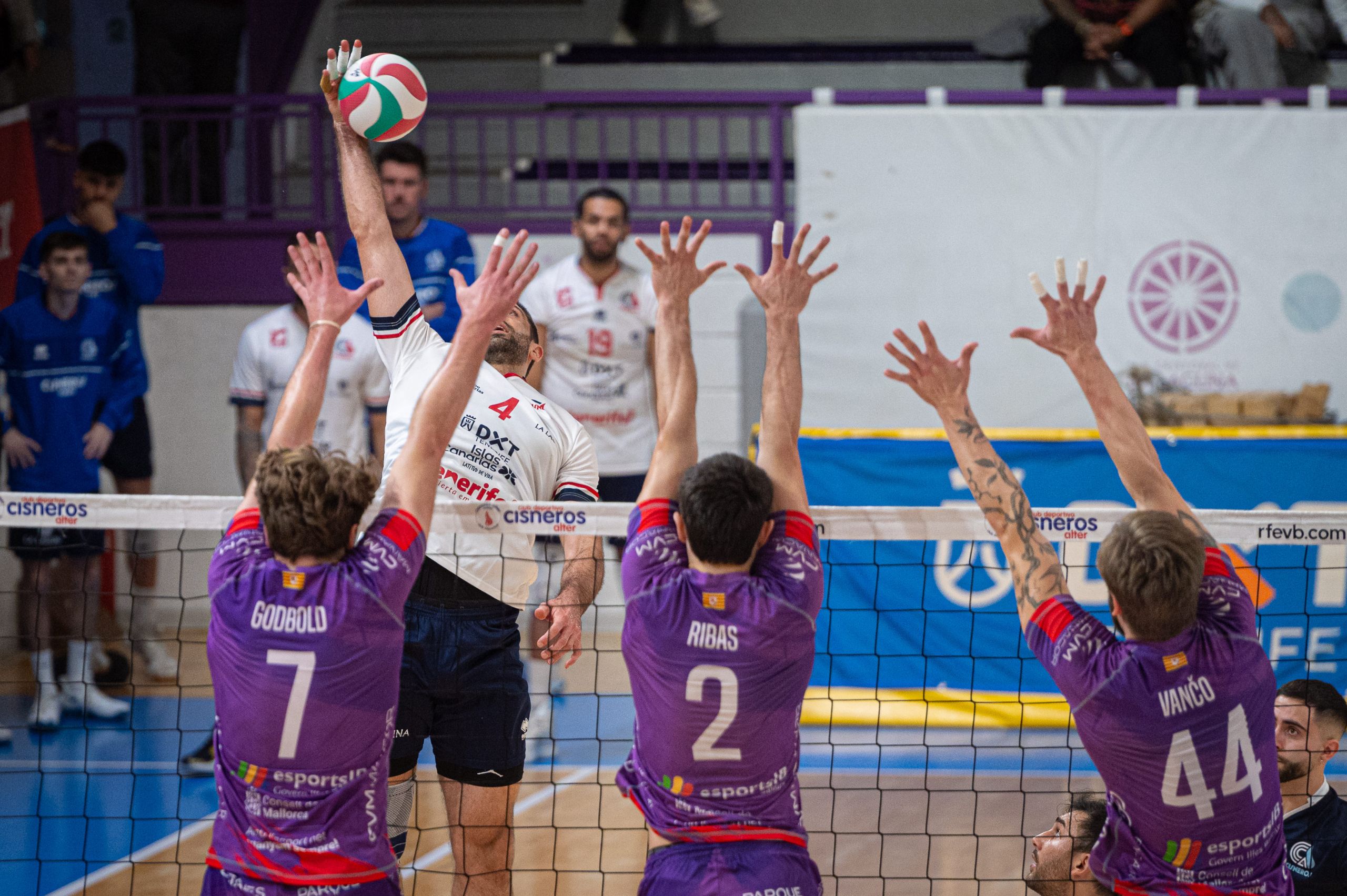 Mateusz Frąc trata de superar a tres defensores de Manacor (CEDIDA)