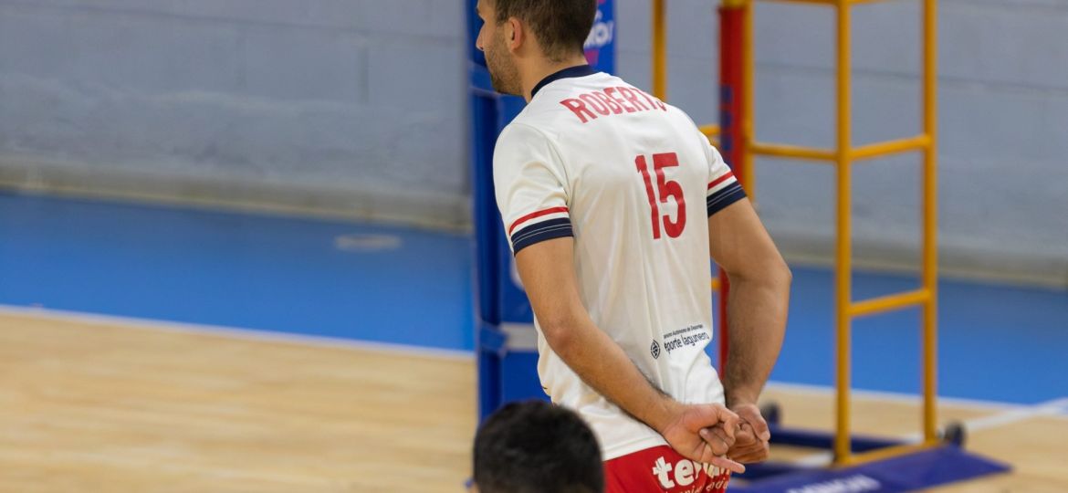 Nacho Roberts marcando jugada (CEDIDA)