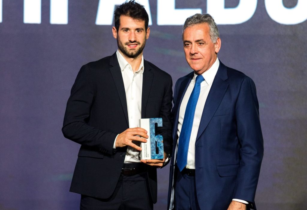 Bruno Fitipaldo posando con su premio (@CB1939Canarias)