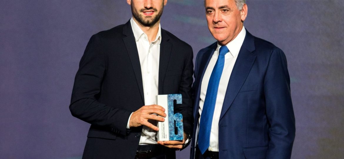 Bruno Fitipaldo posando con su premio (@CB1939Canarias)