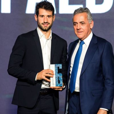 Bruno Fitipaldo posando con su premio (@CB1939Canarias)