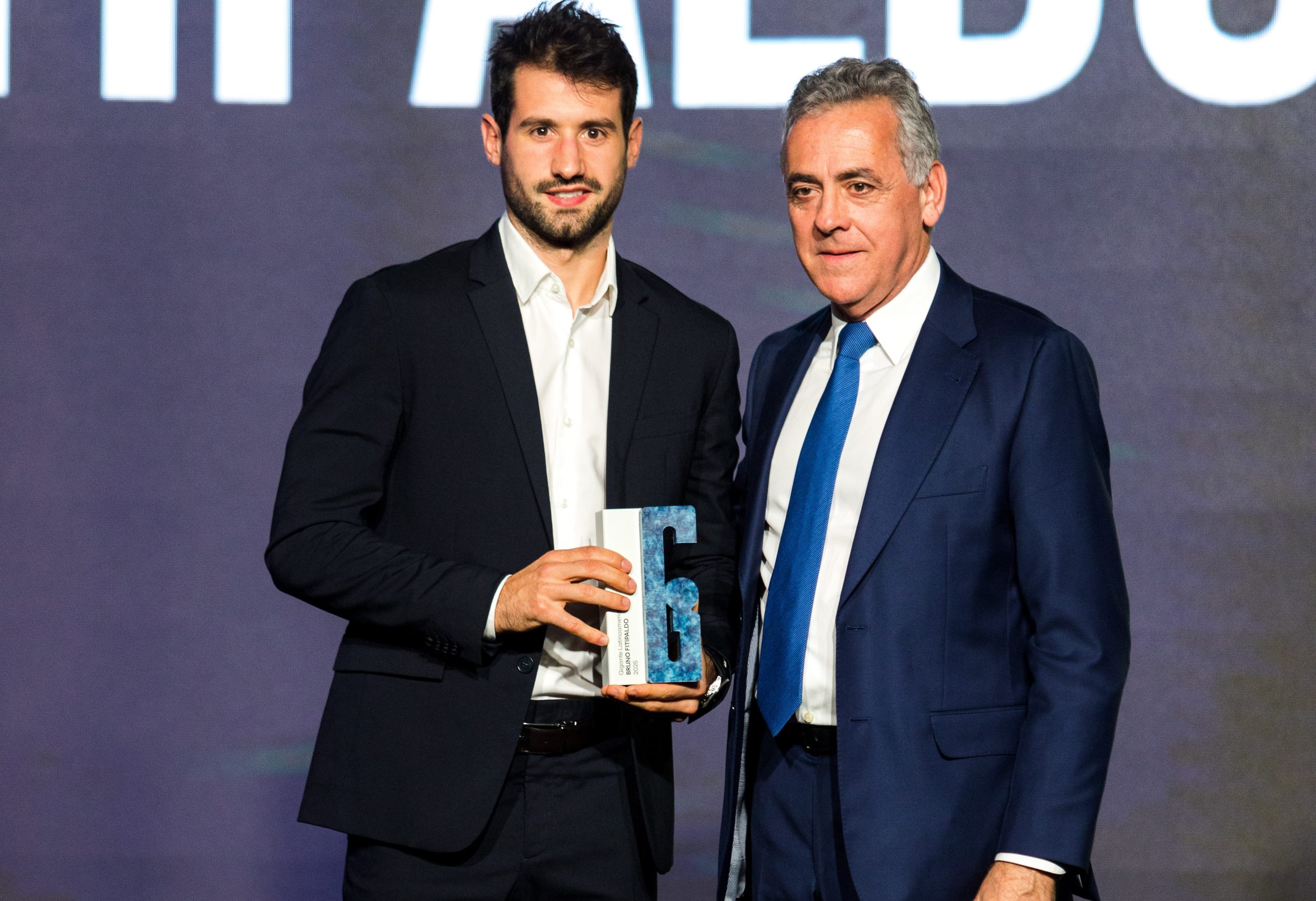 Bruno Fitipaldo posando con su premio (@CB1939Canarias)