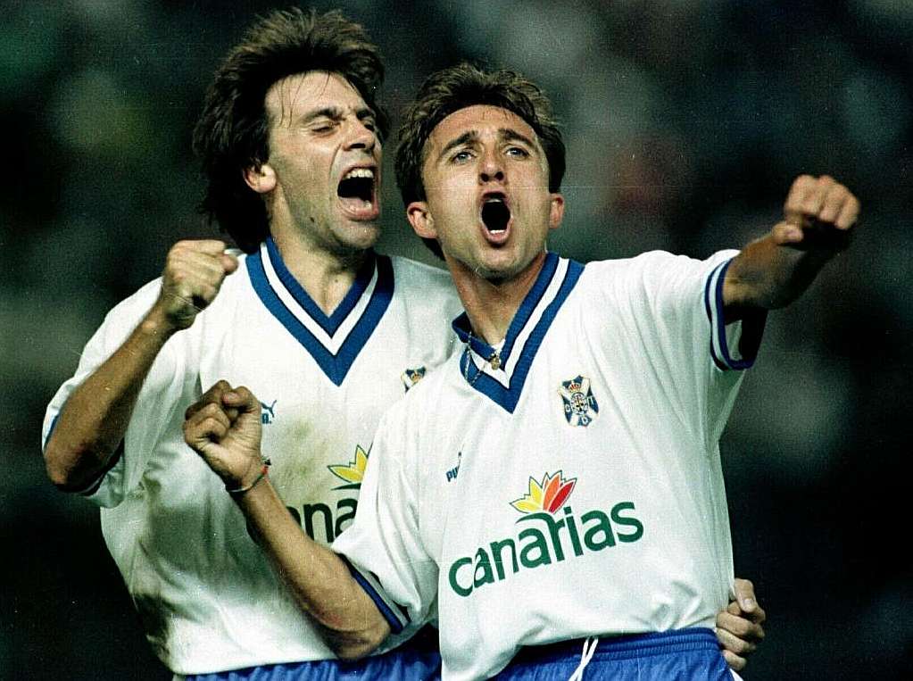 Felipe celebra junto a Juanele uno de los tantos anotados frente a la SS Lazio en el Heliodoro (clubdeportivotenerife.es).