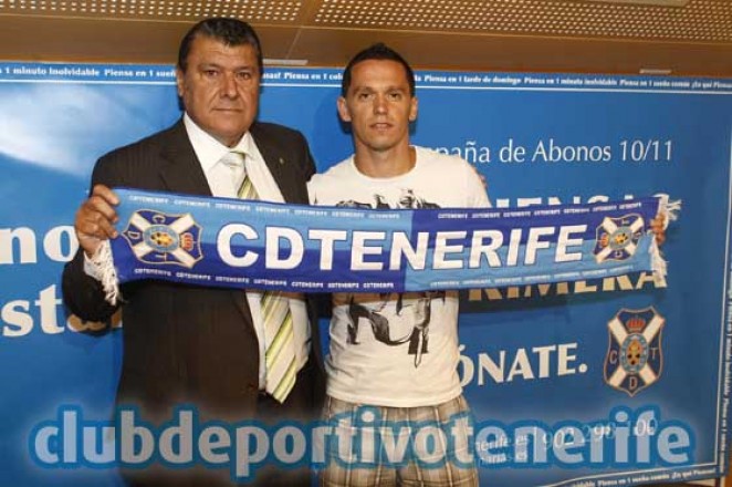 Conrado González en la presentación de un futbolista con el CD Tenerife (CD Tenerife)
