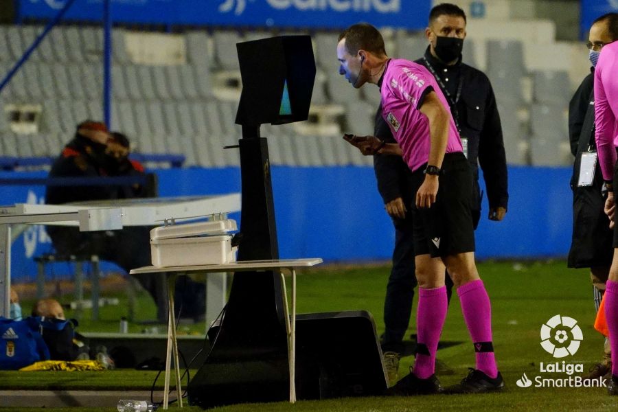 Gorostegui Fernández revisa en el monitor a pie de campo la jugada en la que señaló penalti a favor del Sabadell antes de corregir su decisión tras consultar con el VAR (LaLiga).