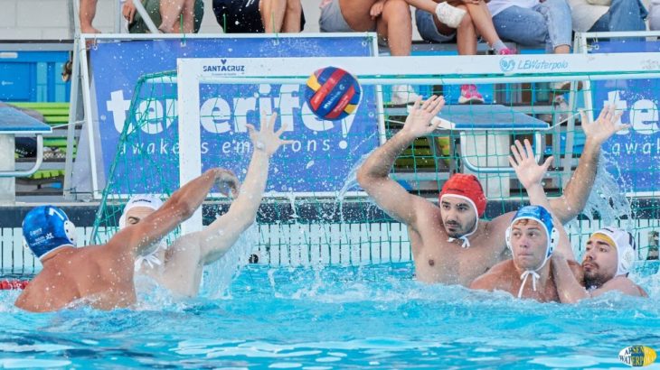 Acción del partido (FOTO: ARSENIO WATERPOLO - WEB CN ECHEYDE).