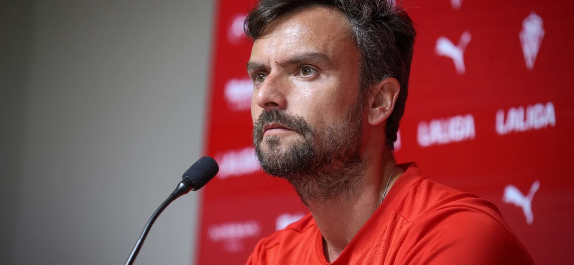 Rubén Albés en sala de prensa (Real Sporting)