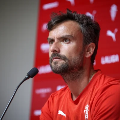 Rubén Albés en sala de prensa (Real Sporting)