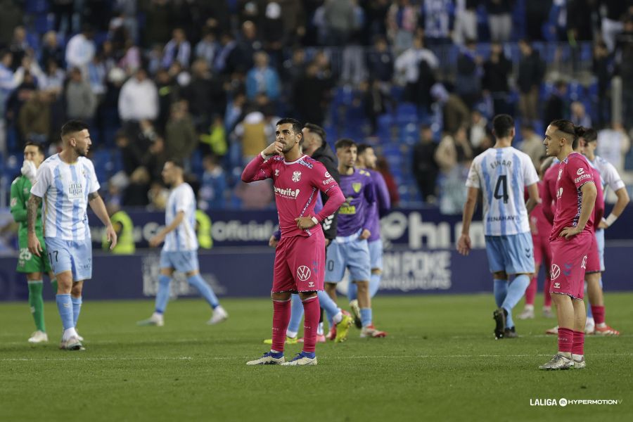 Los jugadores del Tenerife, con cara de circunstancias tras la derrota (LALIGA).