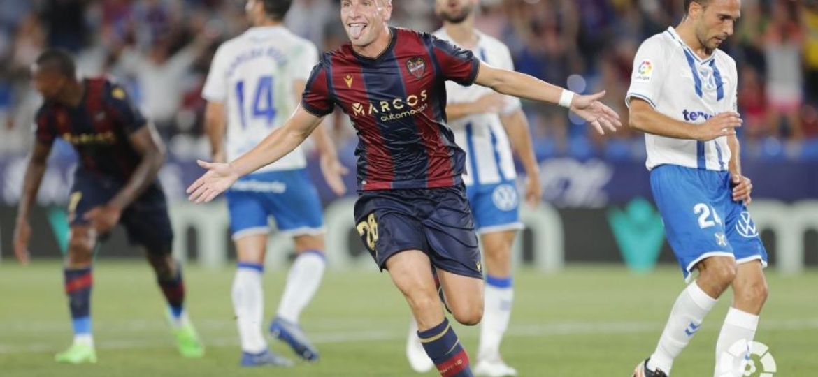 Álex Cantero celebrando un gol ante el CD Tenerife (LALIGA)