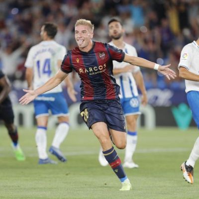Álex Cantero celebrando un gol ante el CD Tenerife (LALIGA)