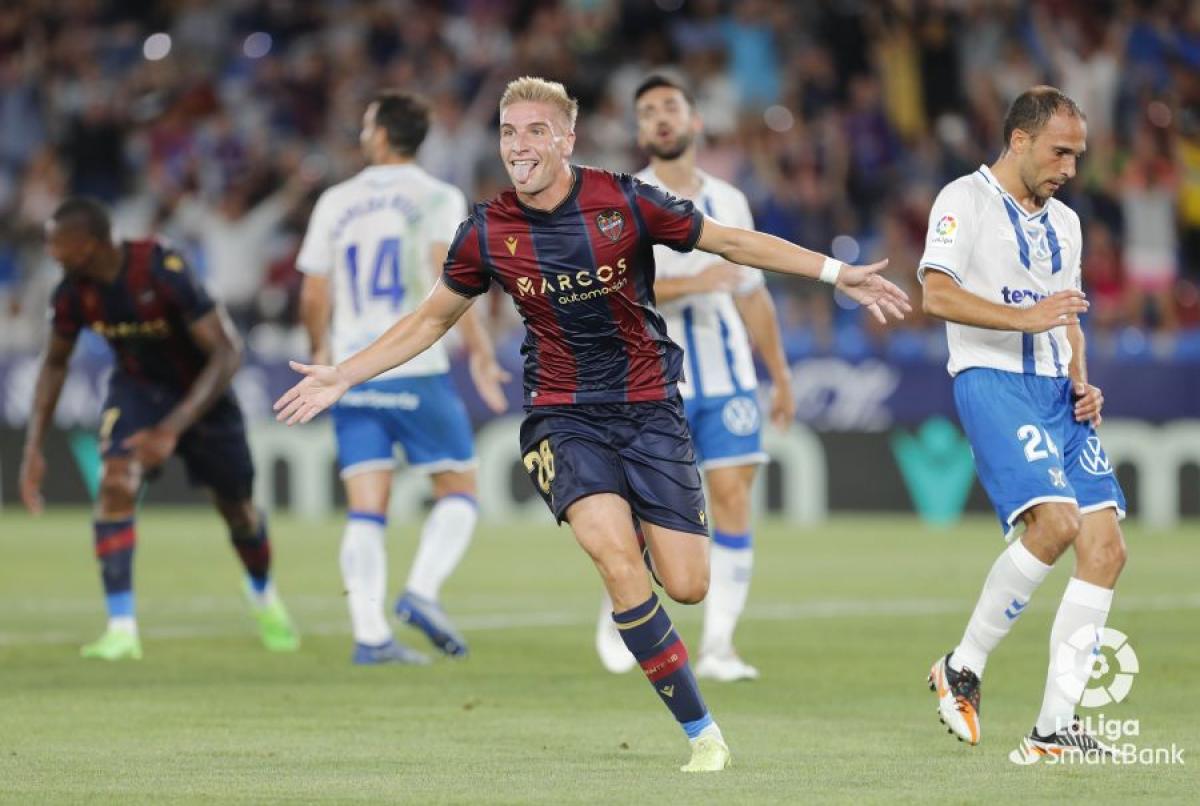 Álex Cantero celebrando un gol ante el CD Tenerife (LALIGA)