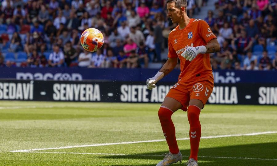 Edgar Badia durante un partido (LA LIGA)|Edgar Badia durante un calentamiento en el Heliodoro (LA LIGA)
