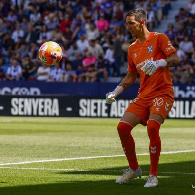 Edgar Badia durante un partido (LA LIGA)|Edgar Badia durante un calentamiento en el Heliodoro (LA LIGA)