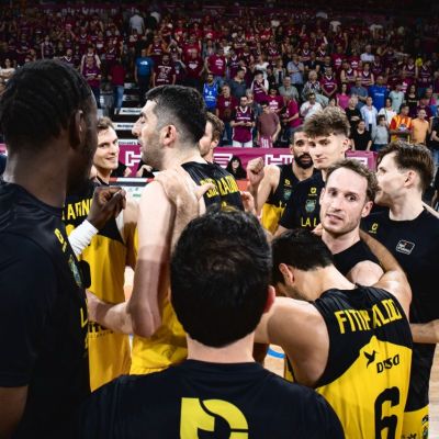 Celebración aurinegra de la victoria en Lleida (ACB Media / Pol Puertas)