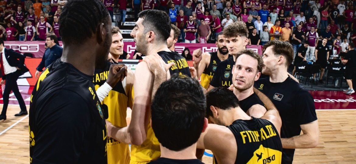 Celebración aurinegra de la victoria en Lleida (ACB Media / Pol Puertas)