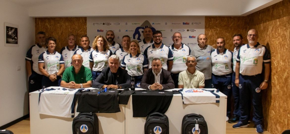 Entrega de los uniformes a los árbitros de la lucha canaria de Tenerife (CEDIDA)