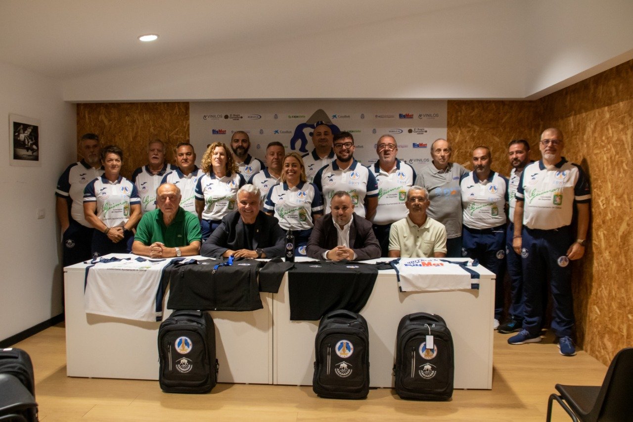 Entrega de los uniformes a los árbitros de la lucha canaria de Tenerife (CEDIDA)