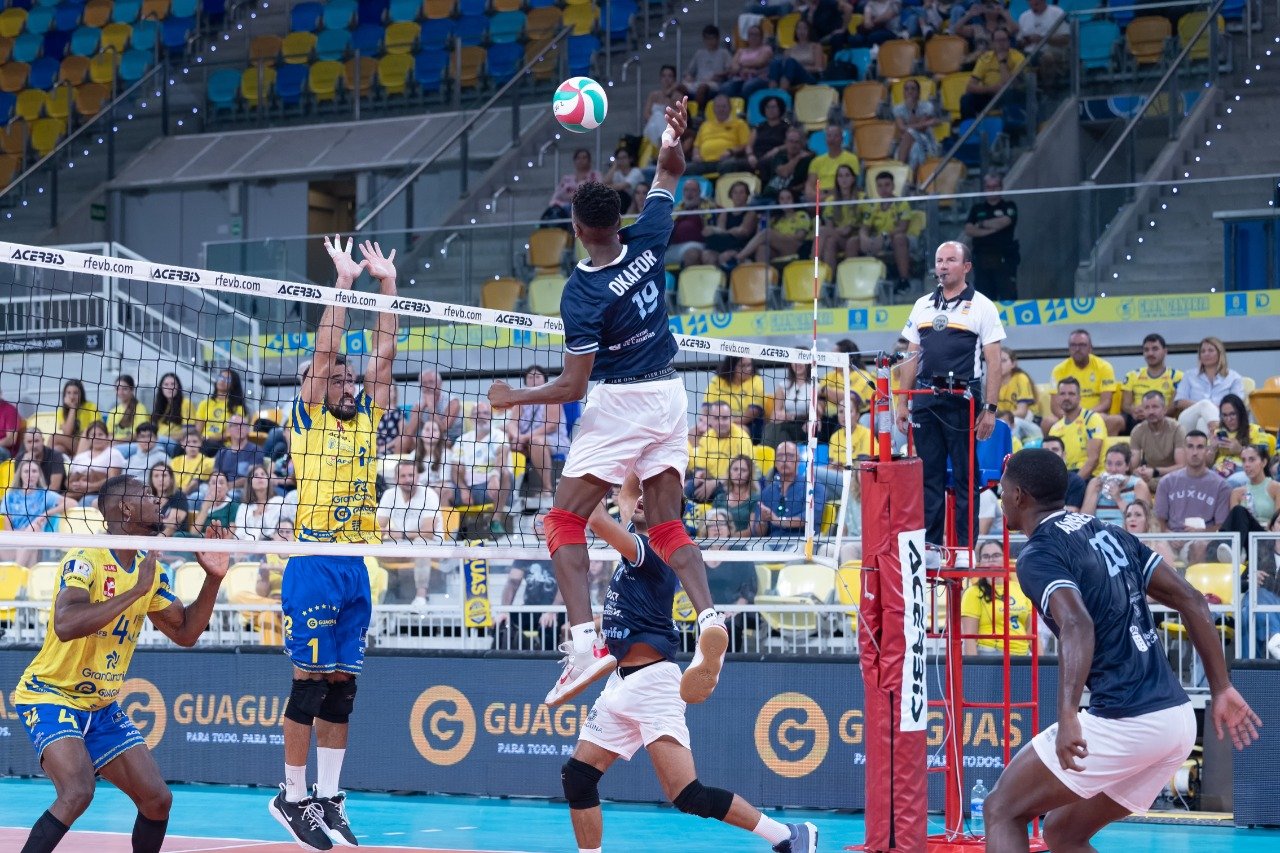 Remate de Izunna Okafor en el Gran Canaria Arena (CEDIDA)