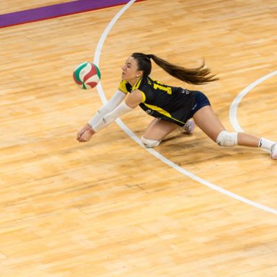 Marta Llamedo tratando de salvar un balón (CEDIDA)