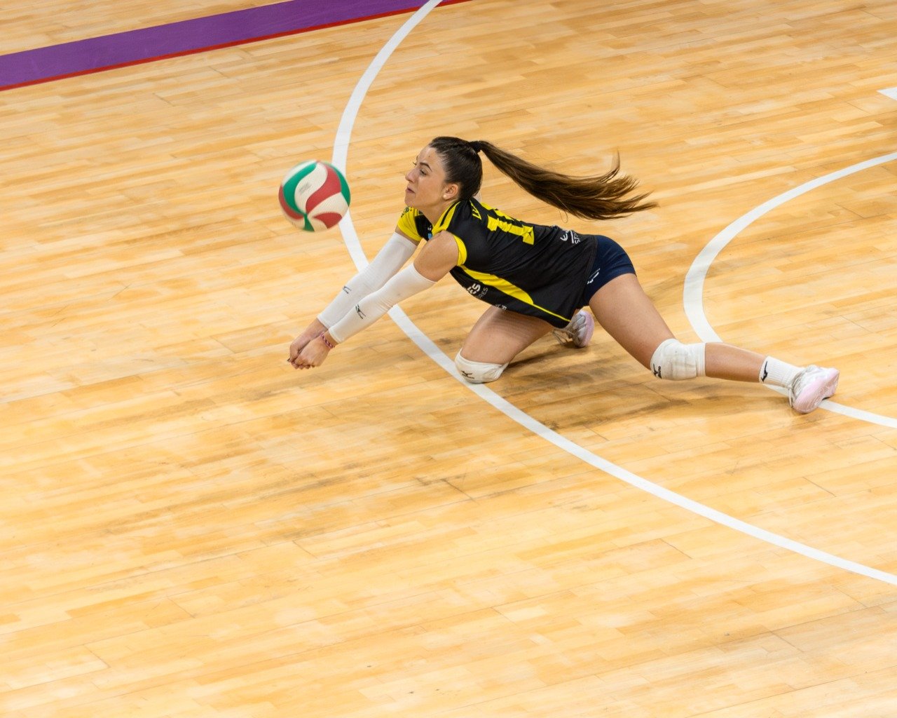 Marta Llamedo tratando de salvar un balón (CEDIDA)