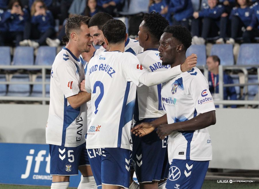 Los jugadores del Tenerife celebran uno de los goles (LALIGA).