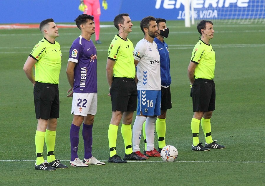 Iosu Galech, en el centro, antes del Tenerife-Sporting en 2021 (LALIGA).