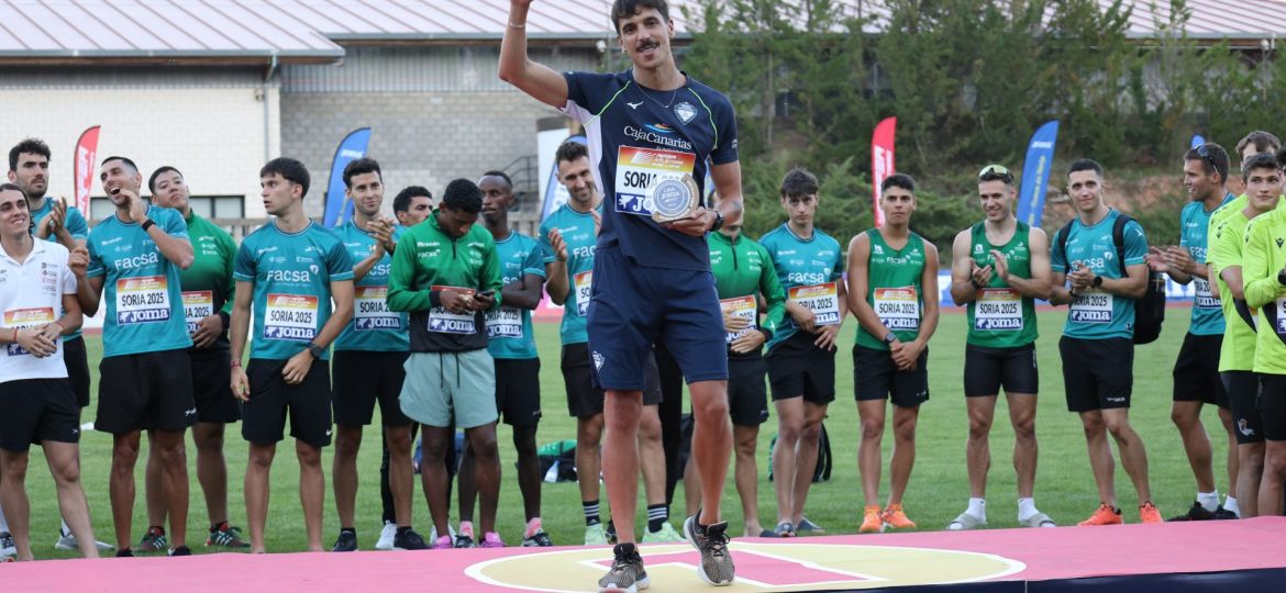David Delgado recibiendo su premio (CEDIDA)