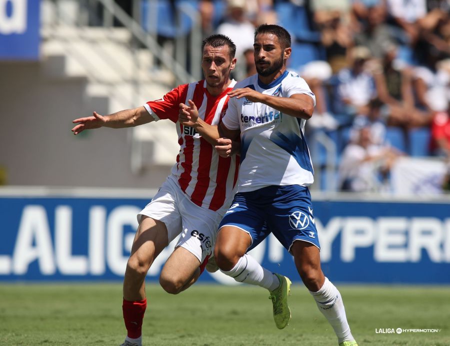 Mellot pugna por el balón (LaLiga)