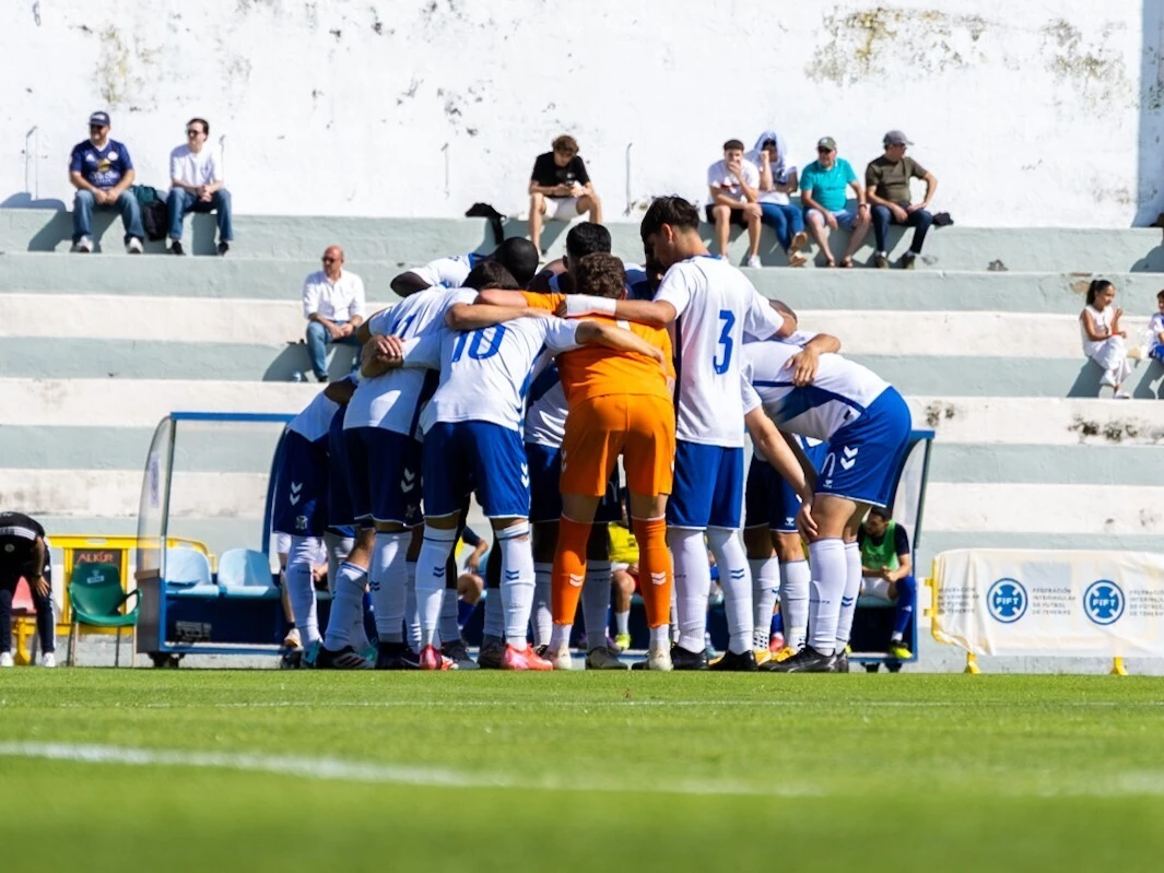 Jugadores del Tenerife 'C' haciendo piña (CD TENERIFE).