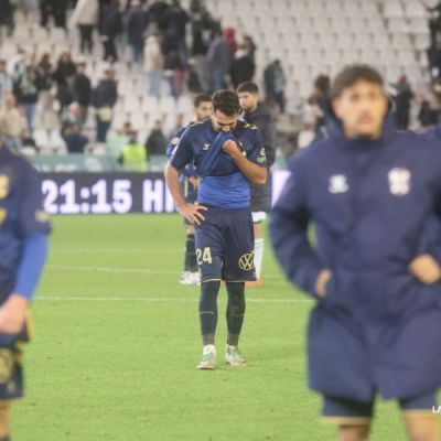 Los jugadores del Tenerife se lamentan tras la derrota ante el Córdoba (LaLiga)