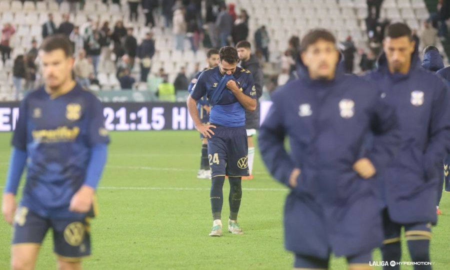 Los jugadores del Tenerife se lamentan tras la derrota ante el Córdoba (LaLiga)