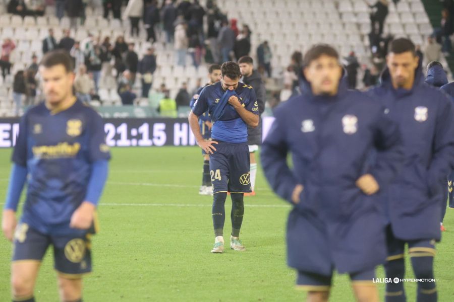Los jugadores del Tenerife se lamentan tras la derrota ante el Córdoba (LaLiga)