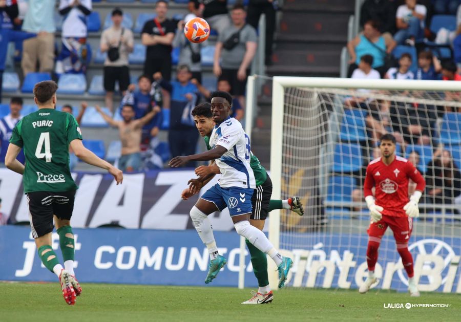 Diarra pugna por un balón aéreo (LALIGA).