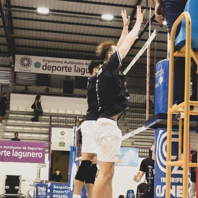 Bloqueo entre Fabián Flores y Thomas Sleurink (CEDIDA)