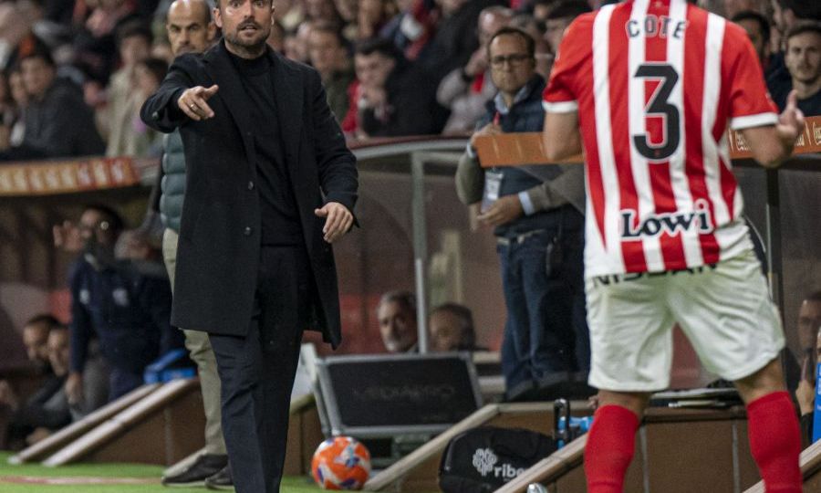 Rubén Albés dirigió su último partido con el Sporting ante el Tenerife (La Liga)