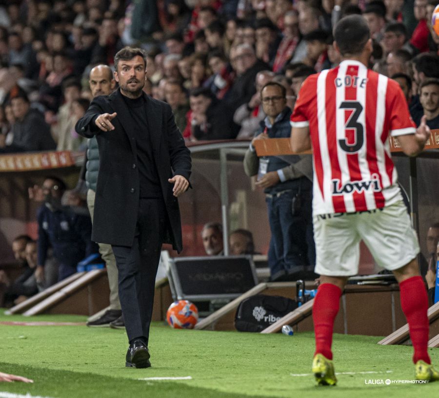 Rubén Albés dirigió su último partido con el Sporting ante el Tenerife (La Liga)
