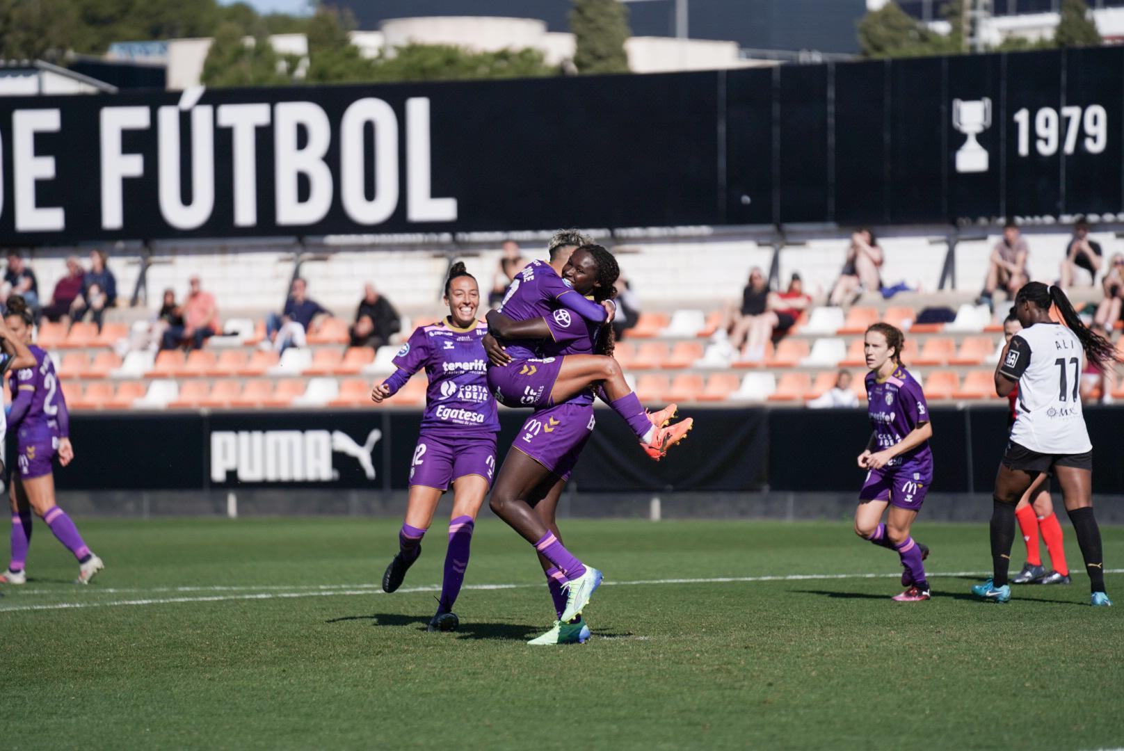 Las jugadoras del Costa Adeje celebran uno de los goles (CEDIDA).