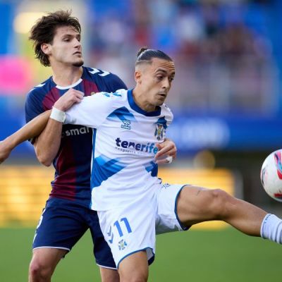 Luismi Cruz pugna por el balón (LaLiga)