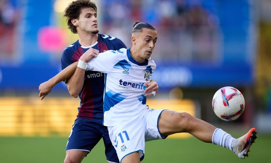 Luismi Cruz pugna por el balón (LaLiga)