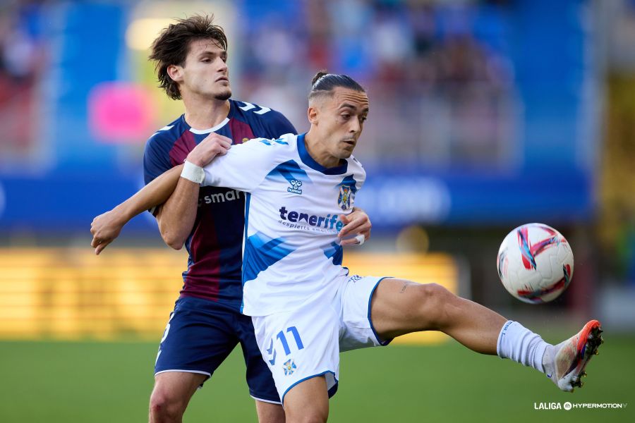 Luismi Cruz pugna por el balón (LaLiga)